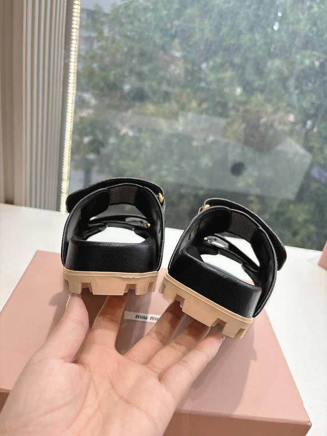 所见即所得G0286独家上新Miu Miu2025春夏系列厚底魔术贴拖鞋凉鞋 Zp开发 原版拆卸 对版编制版本 Miu真的太少女啦 鞋面：原版材质 鞋底：原版开