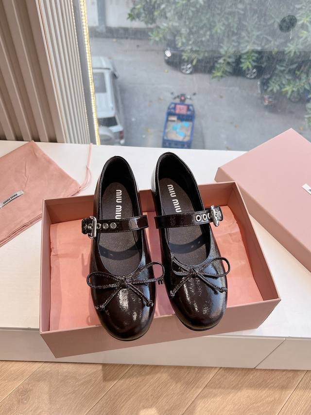 所见即所得G0286顶级版本 代购级别2025春夏时装周Miu Miu谬谬新出的皮带扣玛丽珍芭蕾乐福鞋真的让人一整个心都融化除了中间夹着一颗钱币这种细节之外、鞋