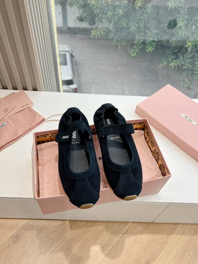 G0286顶级版本 代购级别 2025春夏时装周Miu Miu钱币乐福鞋谬谬新出的‘小钱币’松紧芭蕾乐福鞋真的让人一整个心都融化除了中间夹着一颗钱币这种细节之外