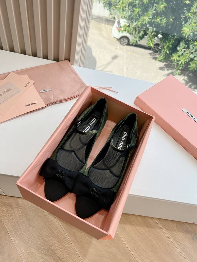 G0286原版一比一复刻顶级Miu Miu 24春夏 尖头小猫跟单鞋包头凉鞋和低跟后空芭玛丽珍单鞋一眼看上Miumiu这双高跟鞋，上脚果然更惊艳~镂空尖头、蝴蝶