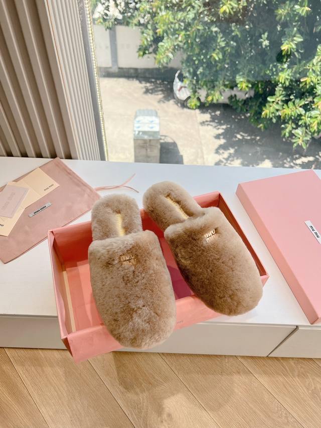 G0286代购级别独家首发要羊羔毛Miumiu缪缪乐福鞋 秋冬新款棉鞋毛毛单鞋来自Miu Miu系列的细节特写 新季的潮流要素 与此刻挚爱的概念，多元对撞，传达
