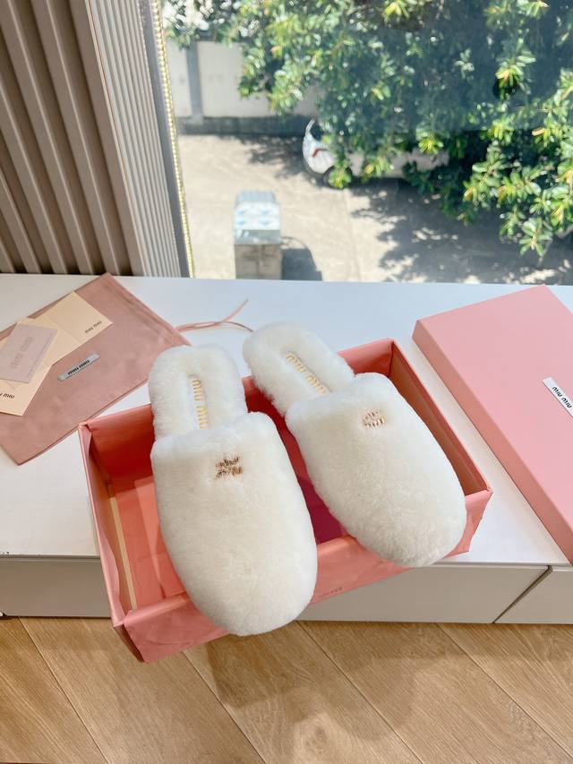 G0286代购级别独家首发要羊羔毛Miumiu缪缪乐福鞋 秋冬新款棉鞋毛毛单鞋来自Miu Miu系列的细节特写 新季的潮流要素 与此刻挚爱的概念，多元对撞，传达