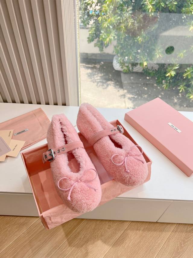 G0286代购级别独家首发要羊羔毛Miumiu缪缪乐福鞋 秋冬新款棉鞋毛毛单鞋来自Miu Miu系列的细节特写 新季的潮流要素 与此刻挚爱的概念，多元对撞，传达