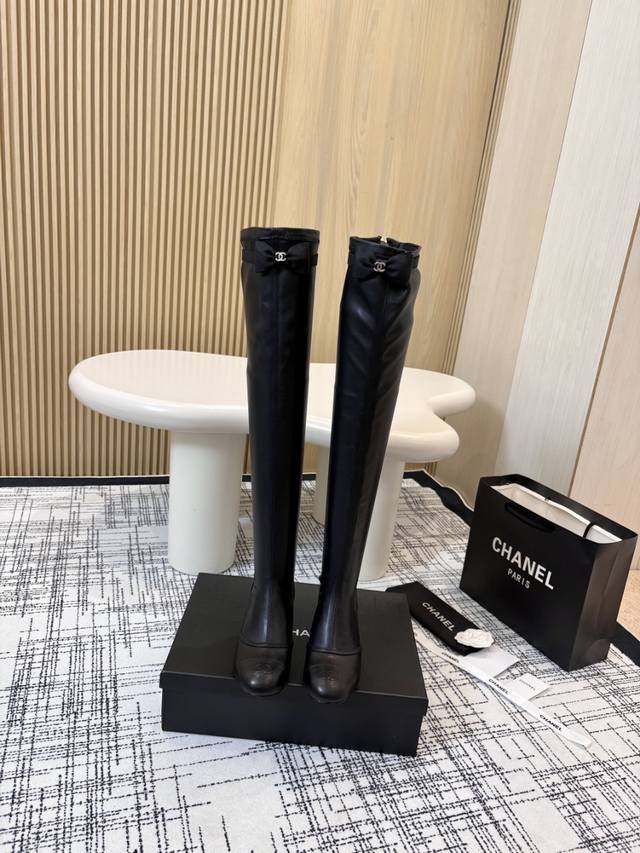 Chanel香奈儿小香经典粗跟后拉链短靴 这双靴子巧妙融合品牌标志性元素 以大胆而和谐的拼色设计 打破常规 鞋跟处精致的双C 低调奢华 彰显品牌底蕴 。 无论是