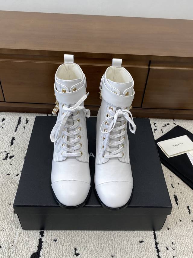 高版本 Chan**小香秋冬双C链条平底短靴小牛皮材质的鞋面，细腻且质感十足，原版开模五金扣饰彰显出优雅高贵的气质，是秋冬季的完美配搭。中跟设计，既显高挑身材，