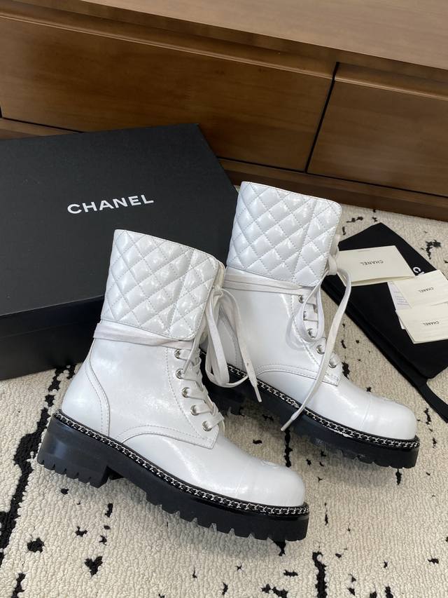 高版本 2025小香短靴，本季秋冬季必备单品！！ 香奈儿秋冬重工爆款短靴 小红书力推款，怎么搭配都好看，时髦精必备，香奈儿女士钟爱简约又难以抗拒搭配展现与众不同