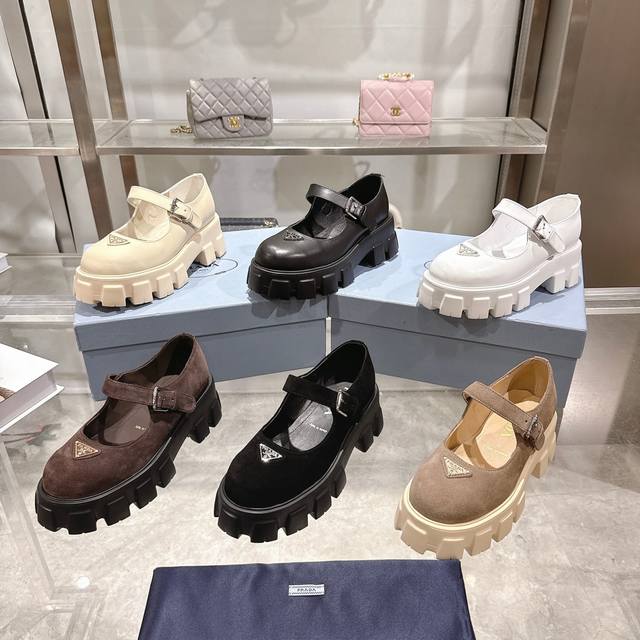 2025最新款Prada 标志性Monolith鞋履的几何设计和大胆廓形为此款玛丽珍鞋赋予全新风格。混搭风格的鞋履结合经典线条和大胆细节，灵感源自 Prada美
