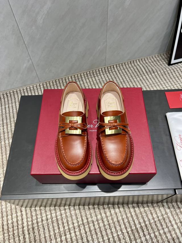 出厂: 独家顶级版本 Roge*Vivie*2025Vs秋季乐福单鞋系列 方扣厚底乐福鞋 Rv源于法国巴黎时尚设计品牌一系列厚底乐福德比鞋 高于3Cm厚底设计