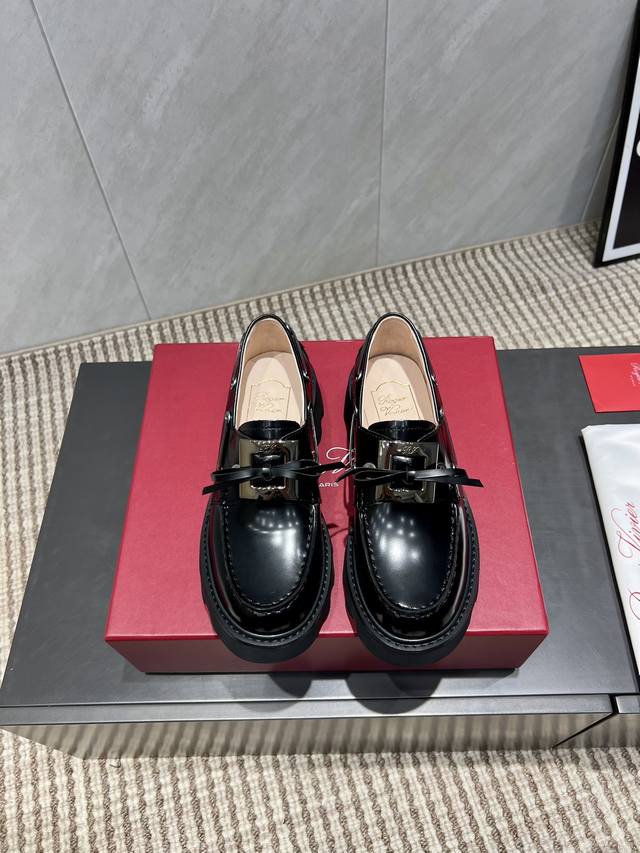 出厂: 独家顶级版本 Roge*Vivie*2025Vs秋季乐福单鞋系列 方扣厚底乐福鞋 Rv源于法国巴黎时尚设计品牌一系列厚底乐福德比鞋 高于3Cm厚底设计