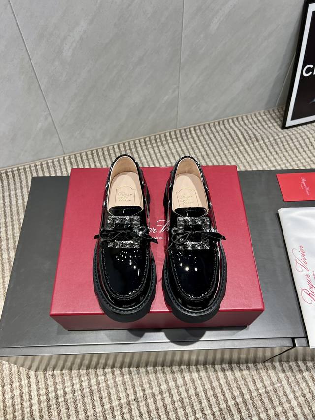 出厂: 独家顶级版本 Roge*Vivie*2025Vs秋季乐福单鞋系列 方扣厚底乐福鞋 Rv源于法国巴黎时尚设计品牌一系列厚底乐福德比鞋 高于3Cm厚底设计