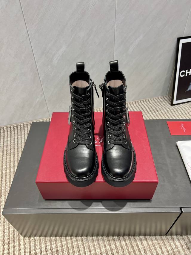 出厂: 独家顶级版本 Roge*Vivie*2025Vs秋冬新款靴子系列 圆头方扣厚底短靴 Rv源于法国巴黎时尚设计品牌 经典单鞋系列 Rv是追求的品牌！每一款