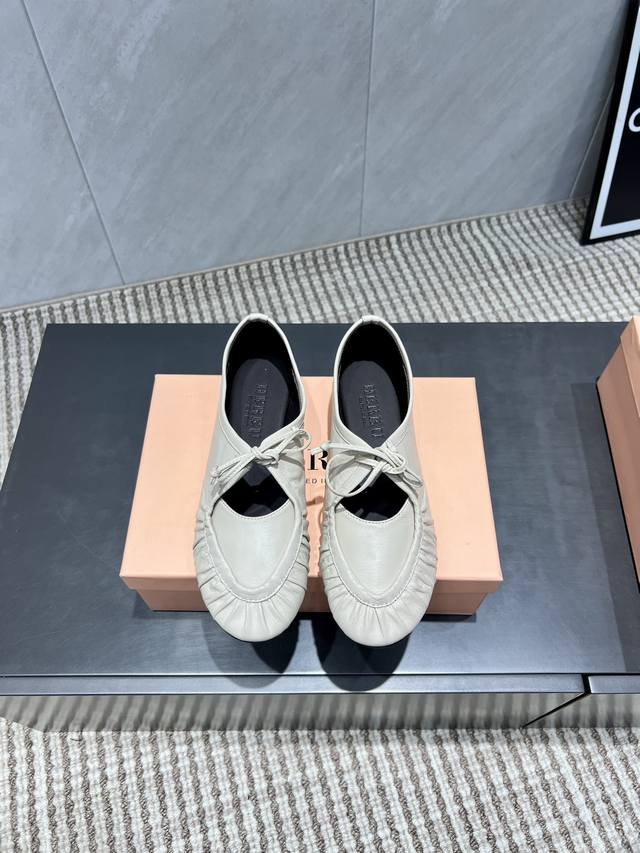 出厂: 独家顶级版本 Hereu小众潮牌25Vs秋季新款系列 圆头平底单鞋 原版一比一打造舒适度、包裹性都比较好。个性十足，很好驾驭各种风格衣服搭配 面料:原版