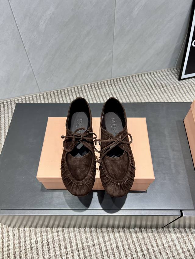 出厂: 独家顶级版本 Hereu小众潮牌25Vs秋季新款系列 圆头平底单鞋 原版一比一打造舒适度、包裹性都比较好。个性十足，很好驾驭各种风格衣服搭配 面料:原版