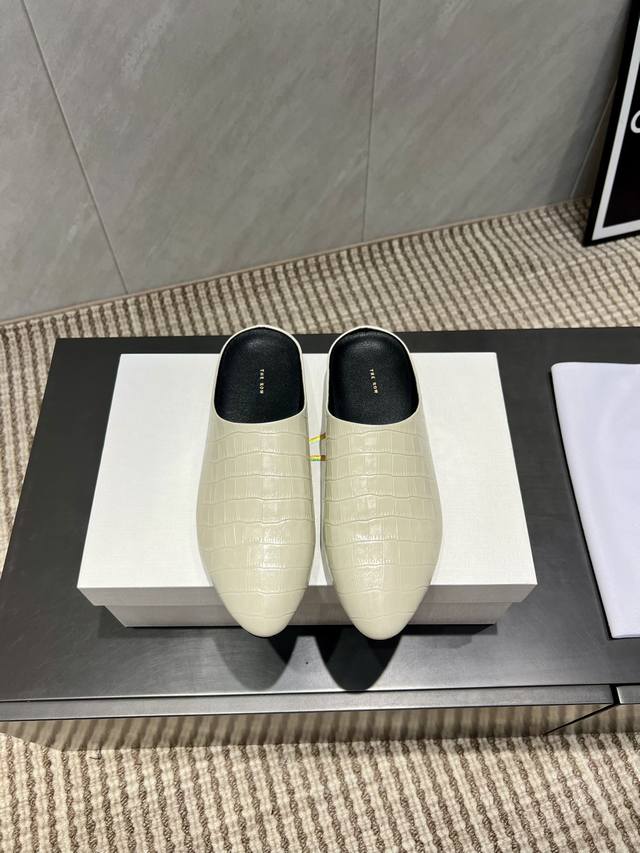 出厂: 独家顶级版本 The Row小众潮牌25Vs秋季新款系列 尖圆头平底单鞋 原版一比一打造舒适度、包裹性都比较好。个性十足，很好驾驭各种风格衣服搭配 面料