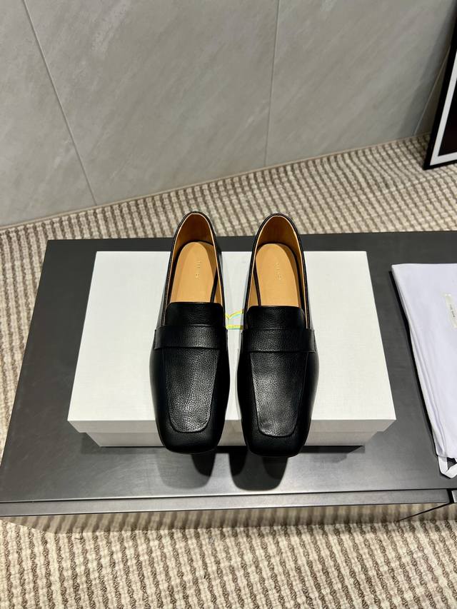 出厂: 独家顶级版本 The Row小众潮牌25Vs秋季新款系列 方头平底单鞋 原版一比一打造舒适度、包裹性都比较好。个性十足，很好驾驭各种风格衣服搭配 面料: