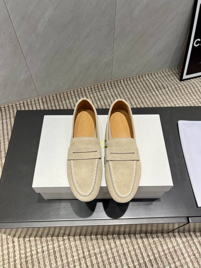 出厂: 独家顶级版本 The Row小众潮牌25Vs秋季新款系列 圆头平底单鞋 原版一比一打造舒适度、包裹性都比较好。个性十足，很好驾驭各种风格衣服搭配 面料: