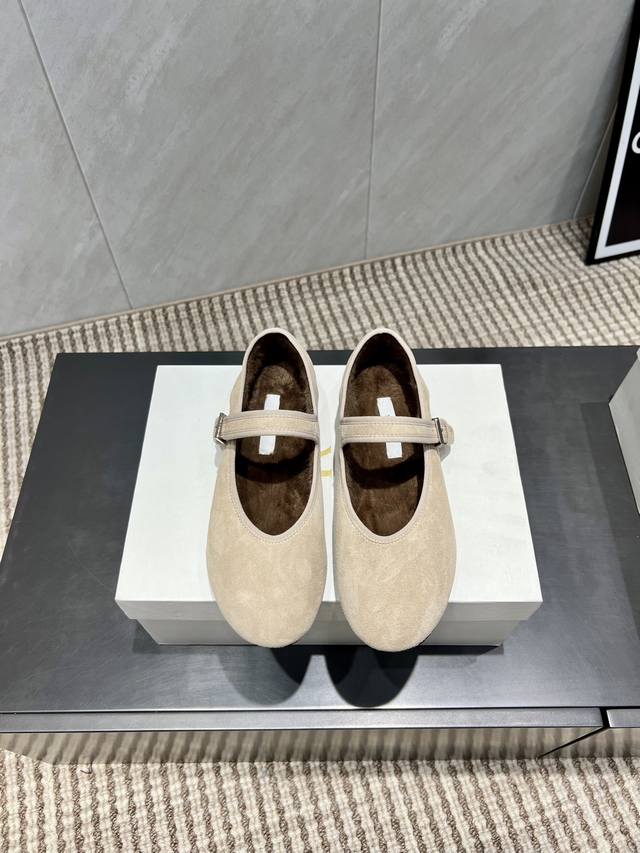 出厂: 独家顶级版本 The Row小众潮牌25Vs秋季新款系列 圆头平底单鞋 原版一比一打造舒适度、包裹性都比较好。个性十足，很好驾驭各种风格衣服搭配 面料: