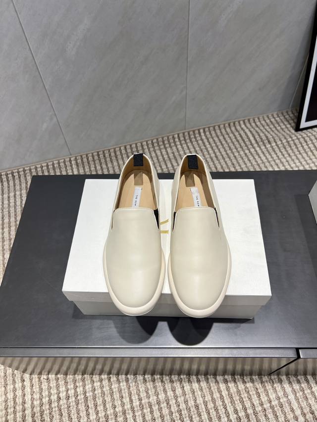 出厂: 独家顶级版本 The Row小众潮牌25Vs秋季新款系列 圆头平底单鞋 原版一比一打造舒适度、包裹性都比较好。个性十足，很好驾驭各种风格衣服搭配 面料: