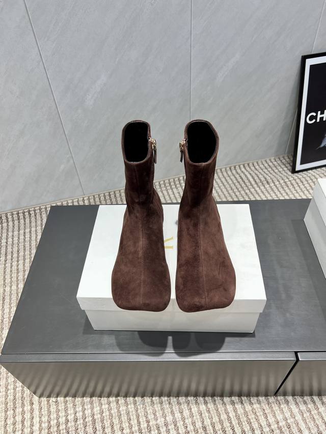 出厂: 独家顶级版本 The Row2025Vs早秋最新爆款靴子系列 圆方头拉链短靴 原版一比一开模复刻，超级百搭好看，刘雯同款，点赞无数，原版版型，脚感非常舒