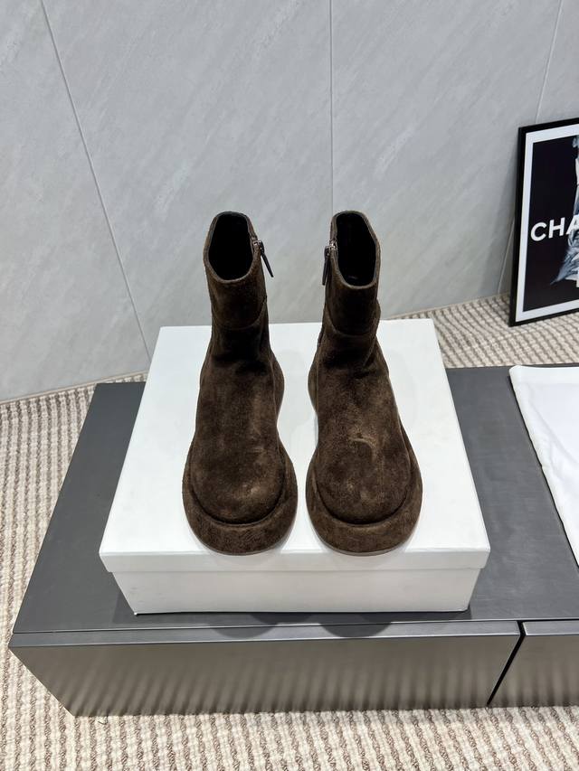 出厂: 独家顶级版本 The Row2025Vs早秋最新休闲爆款靴子系列 圆头厚底拉链短靴 原版一比一开模复刻，超级百搭好看，刘雯同款，点赞无数，原版版型，脚感