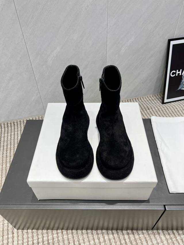 出厂: 独家顶级版本 The Row2025Vs早秋最新休闲爆款靴子系列 圆头厚底拉链短靴 原版一比一开模复刻，超级百搭好看，刘雯同款，点赞无数，原版版型，脚感