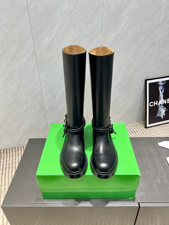 出厂: 独家顶级版本 Botteg*A Venet*A2025Vs 秋冬季最新王炸爆款马丁靴系列 圆头一脚蹬厚底高靴 冻果控们有啦福，小红巨书网多红星明上身！脚