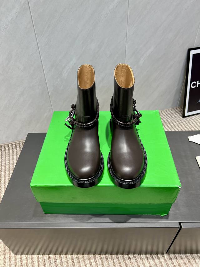 出厂: 独家顶级版本 Botteg*A Venet*A2025Vs 秋冬季最新王炸爆款马丁靴系列 圆头一脚蹬厚底短靴 冻果控们有啦福，小红巨书网多红星明上身！脚