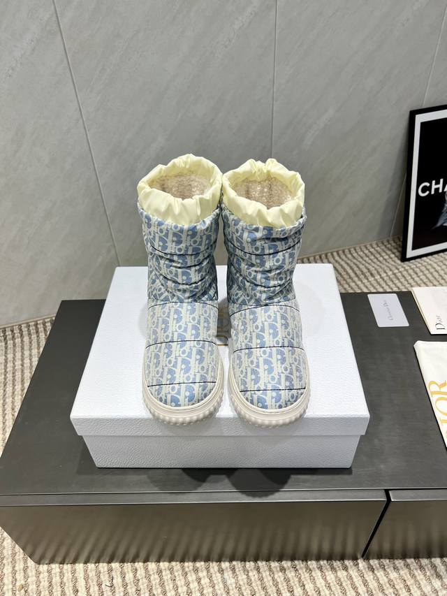 出厂： 垫脚顶级版本 Dio.R. D家2025Vs秋冬王炸款雪地靴全面升级 圆头厚底雪地靴 胖墩墩的，好看可爱到爆炸 →_→来自 Dioralps 限定系列，