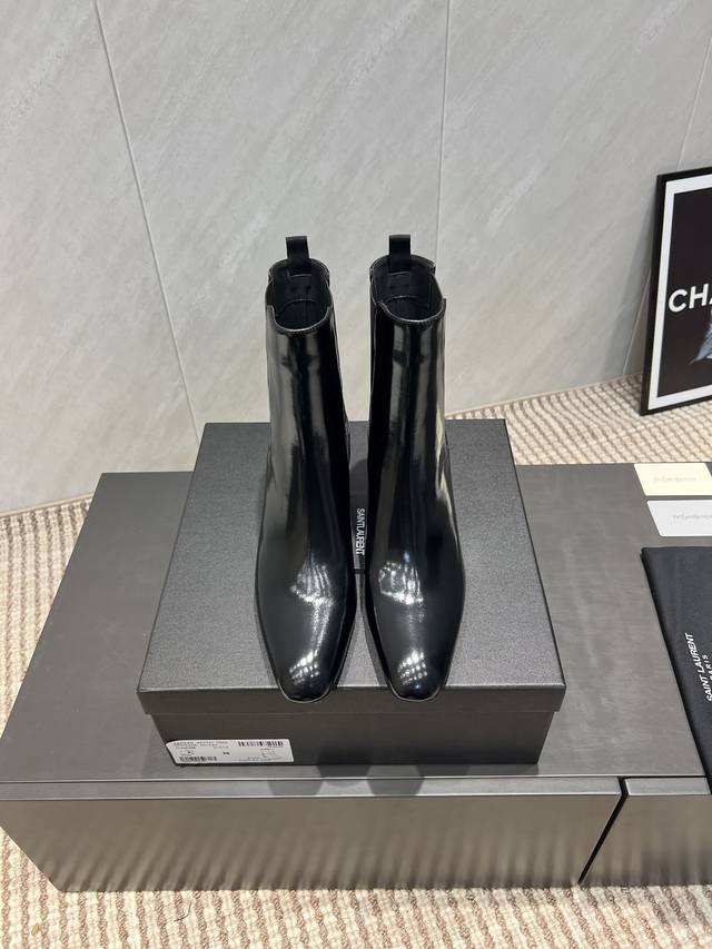 出厂: 独家顶级版本 Sain*T Lauren*T圣罗*兰2025 早秋新品高跟鞋子系列！代购级别 方圆头松紧短靴 这双高跟短靴绝对是黑马选手 颜值超高 网红