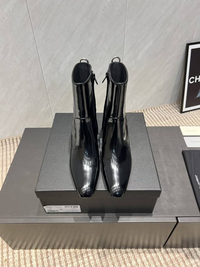 出厂: 独家顶级版本 Sain*T Lauren*T圣罗*兰2025 早秋新品高跟鞋子系列！代购级别 方圆头拉链高跟短靴 这双高跟短靴绝对是黑马选手 颜值超高
