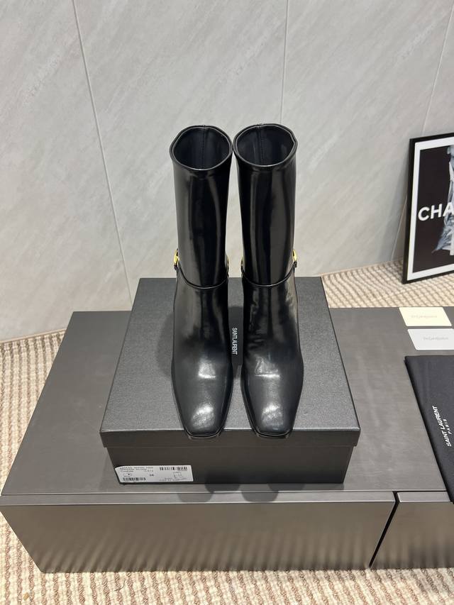 出厂: 独家顶级版本 Sain*T Lauren*T圣罗*兰2025 早秋新品高跟鞋子系列！代购级别 方圆头拉链高跟中靴 这双高跟短靴绝对是黑马选手 颜值超高