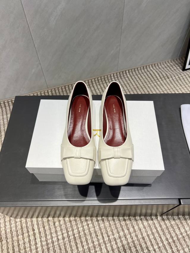 出厂: 独家顶级版本 The Row小众潮牌25Vs秋季新款乐福单鞋系列 方头蝴蝶结单鞋 原版一比一打造舒适度、包裹性都比较好。个性十足，很好驾驭各种风格衣服搭