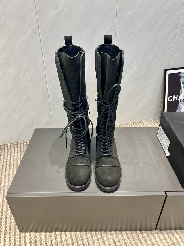 出厂: 独家顶级版本 Ann～2025Vs秋冬最新走秀爆款靴子系列 圆头绑带拉链高靴 顶级版本Ann秋冬限量走秀款长筒靴！ 今年最值得入手的靴子 没有之一！易梦