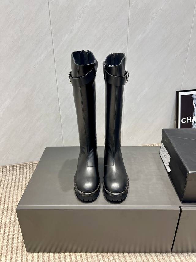 出厂: 独家顶级版本 Ann～2025Vs秋冬最新走秀爆款靴子系列 圆头后拉链高靴 顶级版本Ann秋冬限量走秀款长筒靴！ 今年最值得入手的靴子 没有之一！易梦玲