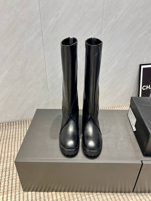 出厂: 独家顶级版本 Ann～2025Vs秋冬最新走秀爆款靴子系列 圆头后拉链高靴 顶级版本Ann秋冬限量走秀款长筒靴！ 今年最值得入手的靴子 没有之一！易梦玲