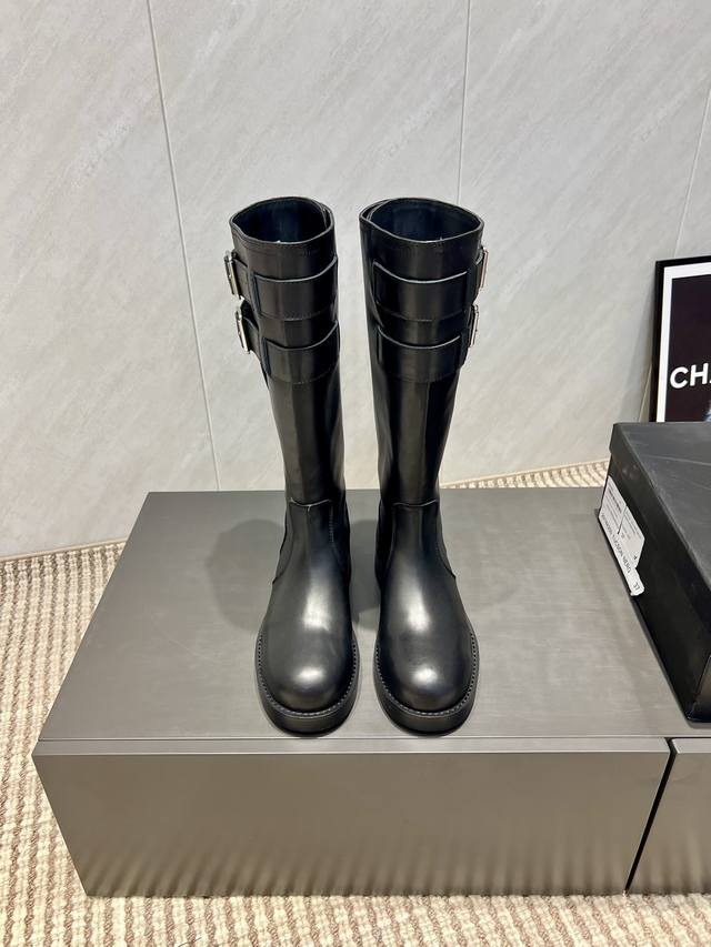 出厂: 独家顶级版本 Ann～2025Vs秋冬最新走秀爆款靴子系列 圆头一脚蹬高靴 顶级版本Ann秋冬限量走秀款长筒靴！ 今年最值得入手的靴子 没有之一！易梦玲