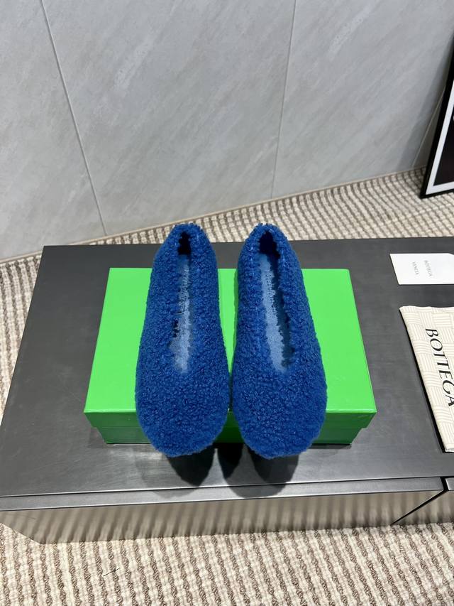 出厂： 独家顶级版本 2025Vs秋季最新乐福毛鞋系列 Bv全新的 Eliot 以复古乐福鞋为设计灵感，童趣 的色彩焕发青春活力男女同款，可以做情侣鞋穿着哦 整