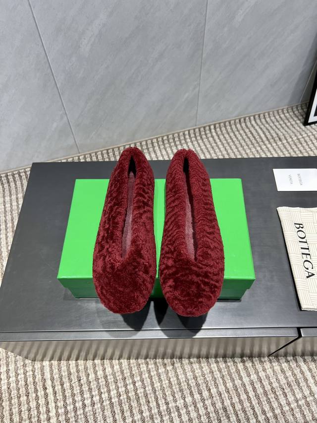 出厂： 独家顶级版本 2025Vs秋季最新乐福毛鞋系列 Bv全新的 Eliot 以复古乐福鞋为设计灵感，童趣 的色彩焕发青春活力男女同款，可以做情侣鞋穿着哦 整