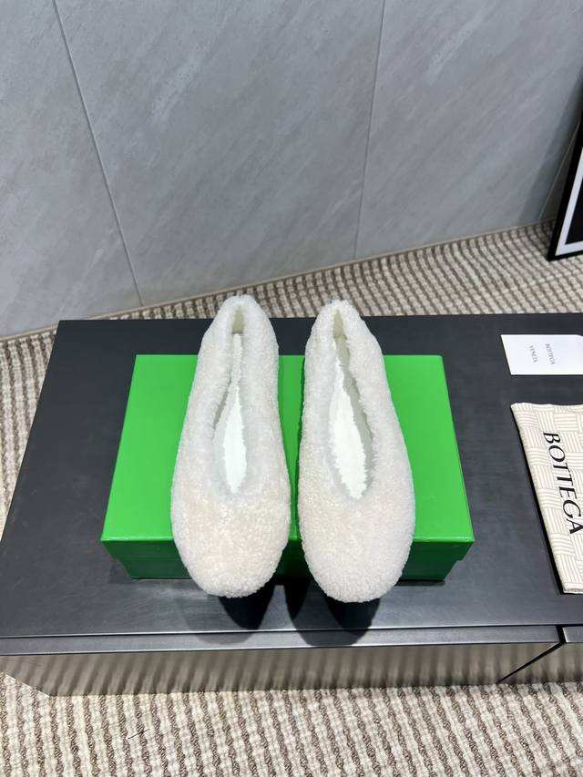 出厂： 独家顶级版本 2025Vs秋季最新乐福毛鞋系列 Bv全新的 Eliot 以复古乐福鞋为设计灵感，童趣 的色彩焕发青春活力男女同款，可以做情侣鞋穿着哦 整