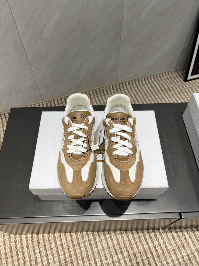 出厂: 独家顶级版本 D*Ior迪*奥25秋季最新休闲爆款系列 拼色厚底休闲鞋 以经典球鞋的版型为基础 加入解构元素设计 经典品牌数字Logo在鞋尾完美呈现 圆