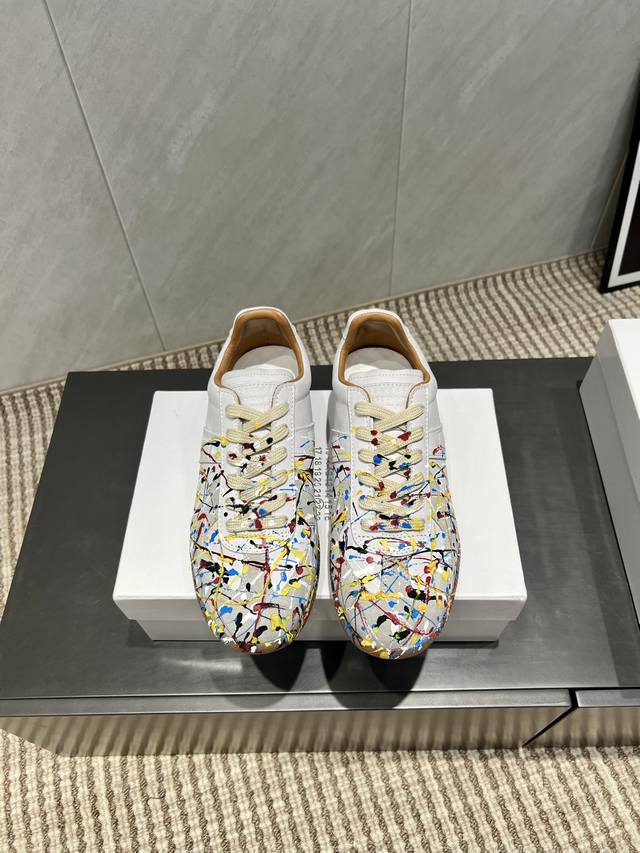 出厂:情侣 独家顶级版本 M*M6M*Aison M*Argiela~25Vs秋季经典复古休闲系列 复古涂鸦休闲鞋 光听到复古风就能立刻想到经典M*Argina