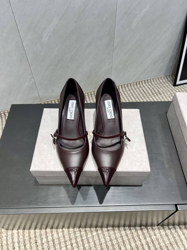 出厂： 独家顶级版本 Jimmychoo～25Vs秋季最新时装爆款单鞋系列 尖头中跟单鞋 原版顶级复刻，超高品质奉上时髦有范～ 新品独家首发，绝对让你独一无二