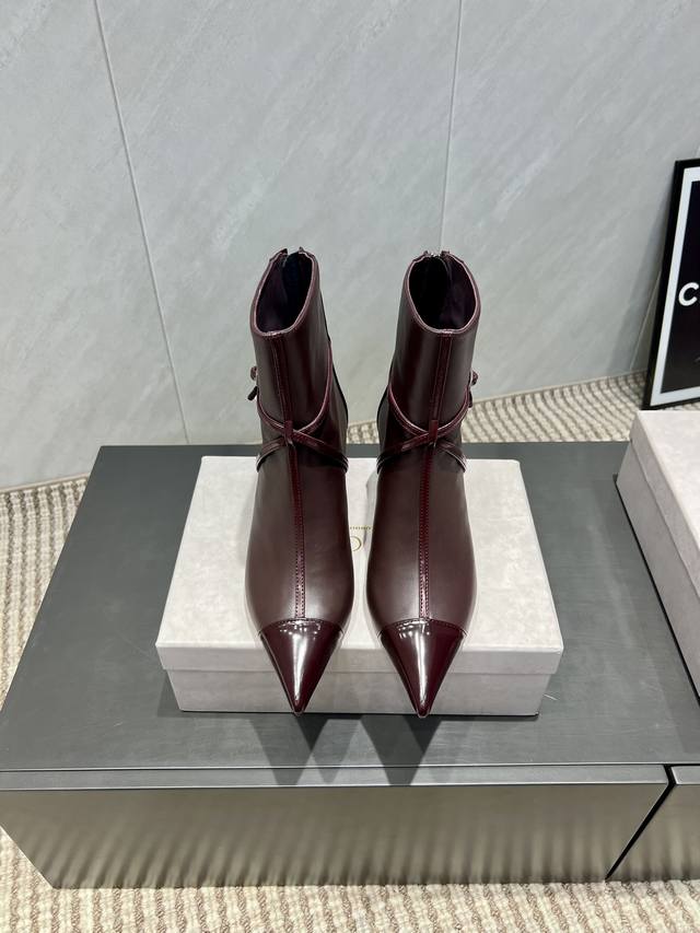 出厂： 独家顶级版本 Jimmychoo～25Vs秋季最新时装爆款靴子系列 尖头高跟短靴 原版顶级复刻，超高品质奉上时髦有范～ 新品独家首发，绝对让你独一无二