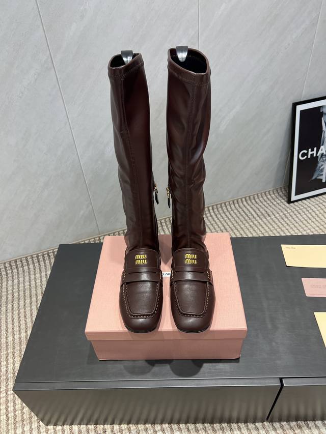 出厂: 独家顶级版本 Miumiu缪缪2025Vs秋冬最新走秀爆款靴子系列 复古方圆头弹力高靴 顶级版本Miumi秋冬限量走秀款长筒靴！ 今年最值得入手的靴子