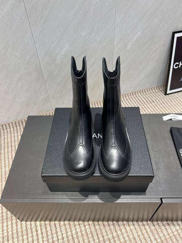 出厂: 独家顶级版本 Chane*小香25Vs秋季专柜最新靴子系列 圆头厚底短靴 香奈儿女士钟爱简约又难以抗拒系 搭配展现与众不同的穿搭风格、自由混搭闪耀到位跟