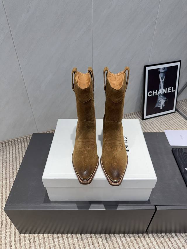 出厂: 独家顶级版本 Celin*赛*琳2025Vs秋冬最新爆款马丁靴系列 尖头复古罗马中靴 Lisa同款超火复古凯旋门松糕厚底绑带马丁靴！ 25秋冬最爆款系列