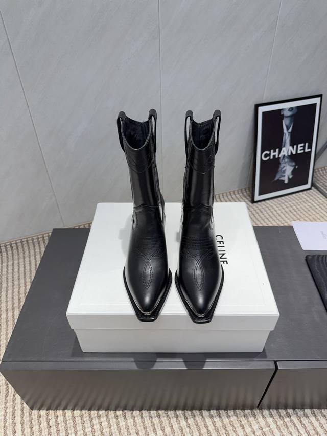 出厂: 独家顶级版本 Celin*赛*琳2025Vs秋冬最新爆款马丁靴系列 尖头复古罗马中靴 Lisa同款超火复古凯旋门松糕厚底绑带马丁靴！ 25秋冬最爆款系列