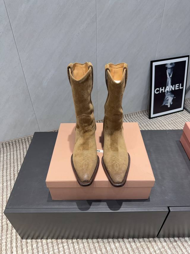 出厂: 独家顶级版本 Miumiu缪缪2025Vs秋冬最新走秀爆款靴子系列 一脚蹬罗马短靴 顶级版本Miumi秋冬限量走秀款长筒靴！ 今年最值得入手的靴子 没有