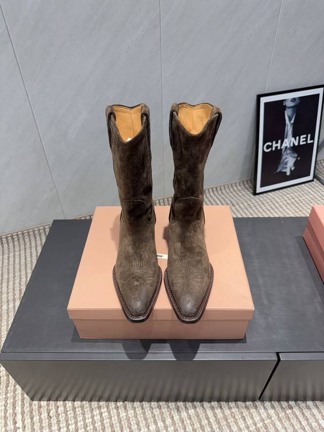 出厂: 独家顶级版本 Miumiu缪缪2025Vs秋冬最新走秀爆款靴子系列 一脚蹬罗马中靴 顶级版本Miumi秋冬限量走秀款长筒靴！ 今年最值得入手的靴子 没有