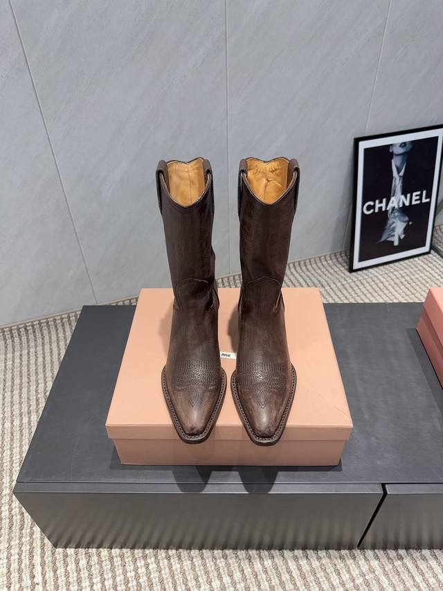 出厂: 独家顶级版本 Miumiu缪缪2025Vs秋冬最新走秀爆款靴子系列 一脚蹬罗马中靴 顶级版本Miumi秋冬限量走秀款长筒靴！ 今年最值得入手的靴子 没有